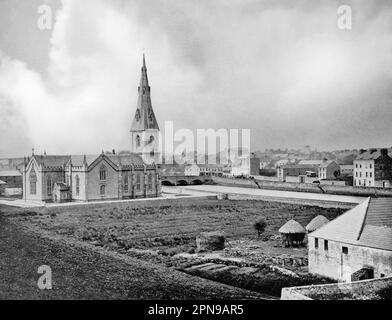 Vue de la fin du 19th siècle sur Ballina, une ville du nord du comté de Mayo, en Irlande, située à l'embouchure de la rivière Moy, près de la baie de Killala. La cathédrale de Saint-Murédach, en photo, a été achevée avant la Grande famine en 1845, avec la flèche terminée en 1855. Banque D'Images