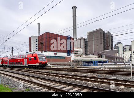 Mainova Heizkraftwerk West, brûle le charbon et le gaz naturel pour produire de l'électricité et le chauffage urbain, la chaleur et l'énergie combinées, ligne de chemin de fer, RegionalExp Banque D'Images