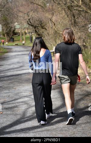 Un jeune couple marche main dans la main le long de la route du Creeper de Virginie à Abingdnb, en Virginie Banque D'Images