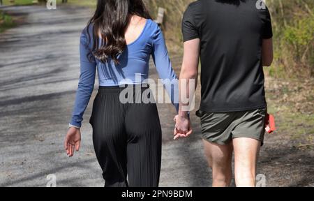 Un jeune couple marche main dans la main le long de la route du Creeper de Virginie à Abingdnb, en Virginie Banque D'Images