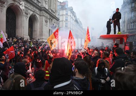 Paris, France. 17th avril 2023. Julien Mattia / le Pictorium - rassemblement contre la réforme des retraites à Paris, 17 avril 2023 - 17/4/2023 - France / Paris / Paris - rassemblement avec un concert de PAN à la mairie du quartier de Paris 10th contre la réforme des retraites lors du discours télévisé d'Emmanuel Macron, 17 avril 2023 crédit : LE PICTORIUM/Alay Live News Banque D'Images