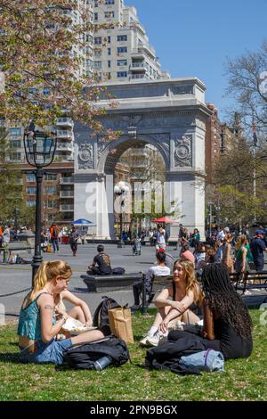 Les foules apprécient le parc de Washington Square lors d'une belle journée de printemps, Greenwich Village, New York City. Banque D'Images