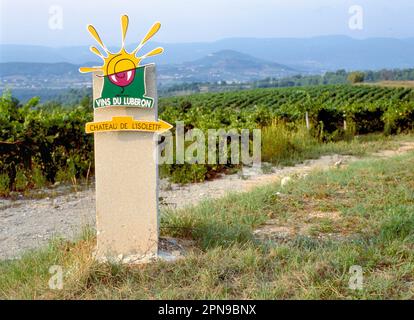 MAUBEC,FRANCE-AOÛT 17 2022: Panneau pour la route touristique à travers le Luberon. (Inscription en anglais "vins du Luberon"). Panneau extérieur contre Banque D'Images