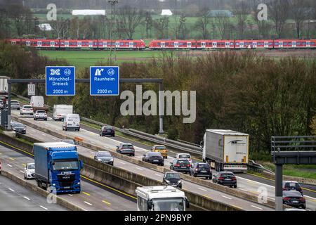 Autoroute A3 près de Flörsheim, avant la jonction de l'autoroute Mönchhof, rétrécissement des voies en raison d'un chantier de construction, ligne de train régional, train local Banque D'Images