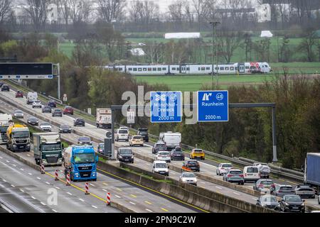 Autoroute A3 près de Flörsheim, avant la jonction de l'autoroute Mönchhof, rétrécissement des voies en raison d'un chantier de construction, ligne de train régional, train local Banque D'Images