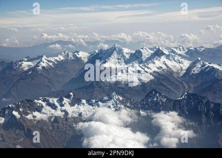 Les sommets enneigés des Andes près de Cusco, Pérou Banque D'Images