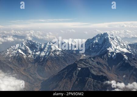 Les sommets enneigés des Andes près de Cusco, Pérou Banque D'Images