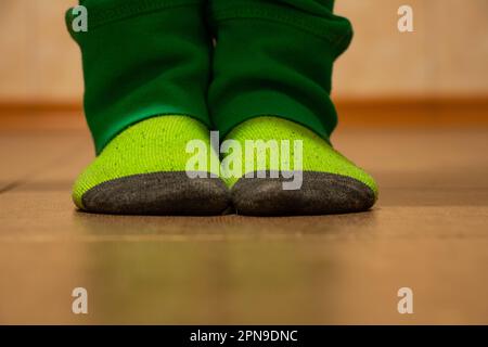 bas en chaussettes pour garçon de quatre ans, en carreaux Banque D'Images