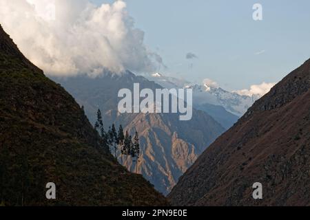 Sommets des Andes péruviennes, vus de Huayllabamba Banque D'Images