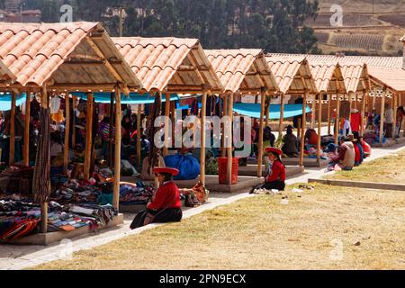 Vendeurs au marché Chinchero près de la ville de Cusco, Pérou Banque D'Images