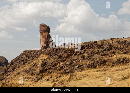 Les ruines d'une tombe de type tour (appelée chullpa) à Sillustani, département de Puno, Pérou Banque D'Images
