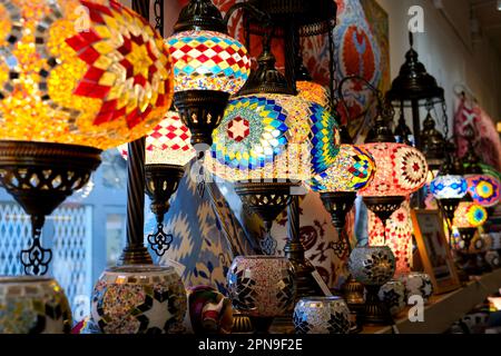 Les lampes turques du magasin sur le comptoir sont des lampes multicolores allumées et illuminent le cadre d'une mosaïque scintillante Banque D'Images