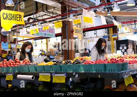 La vie quotidienne des vendeurs et des acheteurs sur le marché couvert beaucoup de ventes beaucoup achètent des fruits, des légumes et d'autres produits en vente mode masque pour les vendeurs 2023 Canada Vancouver Banque D'Images