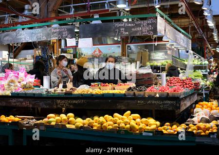 La vie quotidienne des vendeurs et des acheteurs sur le marché couvert beaucoup de ventes beaucoup achètent des fruits, des légumes et d'autres produits en vente mode masque pour les vendeurs 2023 Canada Vancouver Banque D'Images