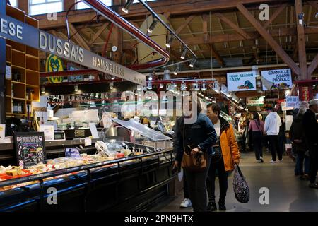 La vie quotidienne des vendeurs et des acheteurs sur le marché couvert beaucoup de ventes beaucoup achètent des fruits, des légumes et d'autres produits en vente mode masque pour les vendeurs 2023 Canada Vancouver Banque D'Images