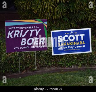 La campagne des candidats locaux s'affiche devant le quartier général démocrate, dans la région d'Ohlone, à Fremont, en Californie, Banque D'Images