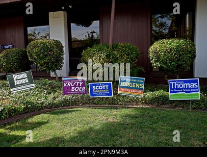 La campagne des candidats locaux s'affiche devant le quartier général démocrate, dans la région d'Ohlone, à Fremont, en Californie, Banque D'Images