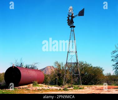 Moulin et stockage dans le désert de l'Arizona Banque D'Images