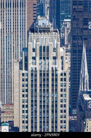 500 Fifth Avenue a le même design – et les mêmes architectes – que l'Empire State Building, construit en même temps à seulement neuf pâtés de maisons au sud. Banque D'Images