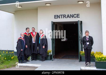 Une répétition de choeur à l'entrée du bâtiment à la réunion des membres du circuit automobile de Goodwood à West Sussex, Royaume-Uni. Banque D'Images