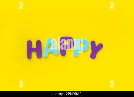 Lettre Happy Alphabet sur fond jaune avec espace de copie. Concept de célébration. Banque D'Images