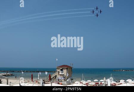 (230417) -- TEL AVIV, 17 avril 2023 (Xinhua) -- des avions de l'équipe aérobatique de l'armée de l'air israélienne volent au cours d'une formation pour le prochain jour de l'indépendance d'Israël à tel Aviv, Israël, sur 17 avril 2023. (Gideon Markowicz/JINI via Xinhua) Banque D'Images