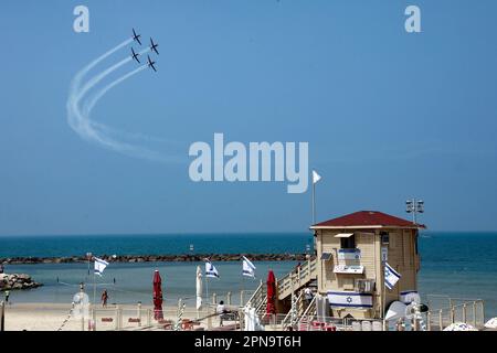 (230417) -- TEL AVIV, 17 avril 2023 (Xinhua) -- des avions de l'équipe aérobatique de l'armée de l'air israélienne volent au cours d'une formation pour le prochain jour de l'indépendance d'Israël à tel Aviv, Israël, sur 17 avril 2023. (Gideon Markowicz/JINI via Xinhua) Banque D'Images