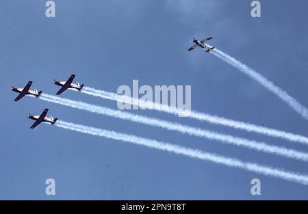 (230417) -- TEL AVIV, 17 avril 2023 (Xinhua) -- des avions de l'équipe aérobatique de l'armée de l'air israélienne volent au cours d'une formation pour le prochain jour de l'indépendance d'Israël à tel Aviv, Israël, sur 17 avril 2023. (Gideon Markowicz/JINI via Xinhua) Banque D'Images