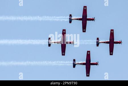 (230417) -- TEL AVIV, 17 avril 2023 (Xinhua) -- des avions de l'équipe aérobatique de l'armée de l'air israélienne volent au cours d'une formation pour le prochain jour de l'indépendance d'Israël à tel Aviv, Israël, sur 17 avril 2023. (Gideon Markowicz/JINI via Xinhua) Banque D'Images