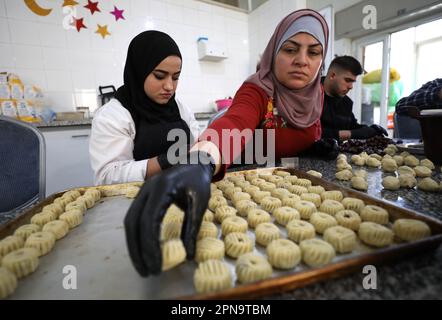 Ramallah. 17th avril 2023. Les Palestiniens préparent des biscuits traditionnels avant Eid al-Fitr, dans la ville de Ramallah, en Cisjordanie, sur 17 avril 2023. Credit: Ayman Nobani/Xinhua/Alamy Live News Banque D'Images