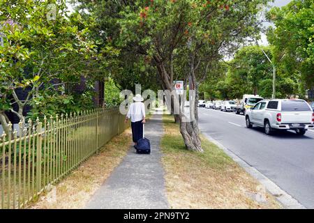 Une femme marchant dans un trottoir à côté de W Botany St à Sydney. Banque D'Images