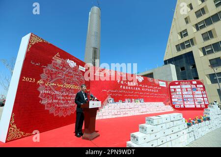 Le Caire, Égypte. 16th avril 2023. L'ambassadeur de la Chine en Égypte, Liao Liqiang, parle de 16 avril 2023 lors d'un événement caritatif au Caire, en Égypte. L'ambassade de Chine en Égypte et la Chambre de commerce chinoise en Égypte ont organisé dimanche une activité de distribution de nourriture pour les Egyptiens nécessiteux pendant le ramadan. Credit: Sui Xiankai/Xinhua/Alay Live News Banque D'Images