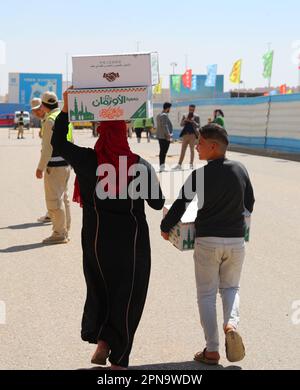 Le Caire, Égypte. 16th avril 2023. Les gens portent des boîtes de nourriture donnée lors d'un événement caritatif au Caire, en Égypte, sur 16 avril 2023. L'ambassade de Chine en Égypte et la Chambre de commerce chinoise en Égypte ont organisé dimanche une activité de distribution de nourriture pour les Egyptiens nécessiteux pendant le ramadan. Credit: Sui Xiankai/Xinhua/Alay Live News Banque D'Images