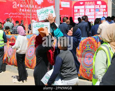 Le Caire, Égypte. 16th avril 2023. Les gens reçoivent des boîtes de nourriture donnée lors d'un événement caritatif au Caire, en Égypte, sur 16 avril 2023. L'ambassade de Chine en Égypte et la Chambre de commerce chinoise en Égypte ont organisé dimanche une activité de distribution de nourriture pour les Egyptiens nécessiteux pendant le ramadan. Credit: Sui Xiankai/Xinhua/Alay Live News Banque D'Images