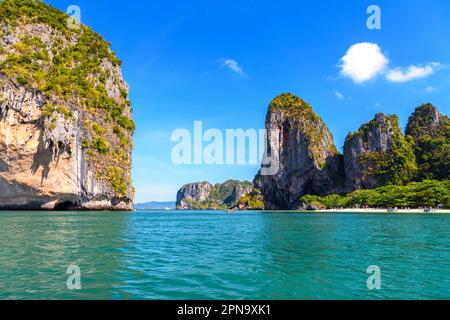 Rocky Mountain in the water, Ko rang NOK, Ao Phra Nang Beach, Ao Nang, Krabi, Thaïlande. Banque D'Images