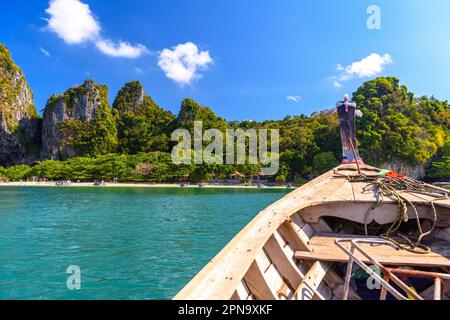 Bateau-arc dans la mer près de la plage d'Ao Phra Nang, Ao Nang, Krabi, Thaïlande. Banque D'Images