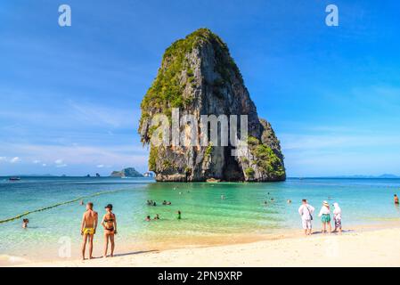 Rocky Mountain in the water, Ko rang NOK, Ao Phra Nang Beach, Ao Nang, Krabi, Thaïlande. Banque D'Images