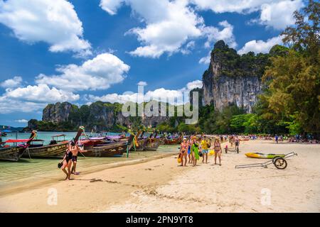 KRABI, THAÏLANDE- MARS 2018: Bateaux à longue queue et rochers sur la plage de Railay à l'ouest, Ao Nang, Krabi, Thaïlande. Banque D'Images