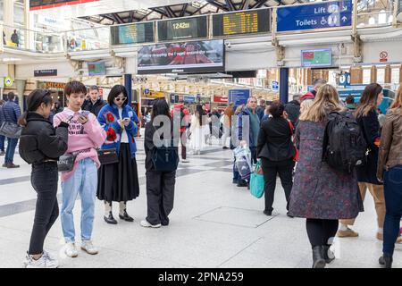 Londres Angleterre - 13 avril 2023 : un hall de gare très animé à la gare de Liverpool Street avec une foule de personnes qui couchent pour prendre le train. Banque D'Images