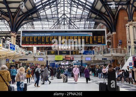 Londres Angleterre - 13 avril 2023 : un hall de gare très animé à la gare de Liverpool Street avec une foule de personnes qui couchent pour prendre le train. Banque D'Images