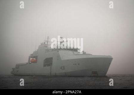 Navire de patrouille arctique et extracôtier (AOPV) le NCSM Margaret Brooke opère au large des côtes du Canada pendant l’opération Nanook en août 2022. Banque D'Images