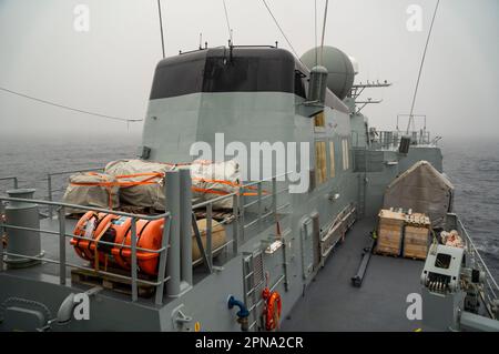 HDMS Triton opère au large des côtes du Canada pendant l'opération Nanook en août 2022. Banque D'Images