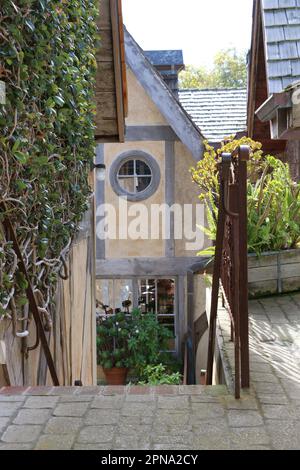 Une des voies de passage cachées dans le charmant village de Carmel-by-the-Sea, CA. Les escaliers mènent à un bâtiment à colombages avec un toit à sommets. Banque D'Images