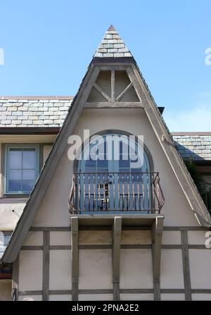 Livre de contes un bâtiment à colombages avec un toit à pic dans le charmant village de bord de mer de Carmel-by-the-Sea, CA. Banque D'Images