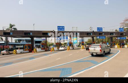 SAMUT PRAKAN, THAÏLANDE, 06 2023 MARS, porte à péage à l'entrée de l'autoroute Banque D'Images