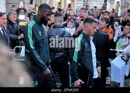 Londres, Royaume-Uni. 17th avril 2023. Le défenseur du Real Madrid Antonio Rudiger (L) et l'Eden Hazard (R) marchent devant une foule de fans. L'équipe quitte son hôtel pour une conférence de presse et une séance d'entraînement avant les quarts de finale de la Ligue des champions où elle affronte Chelsea mardi soir au pont Stamford. Crédit : onzième heure Photographie/Alamy Live News Banque D'Images