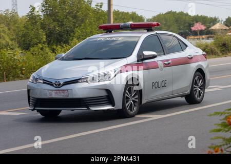 BANGKOK, THAÏLANDE, 24 2023 MARS, Une voiture de police conduit sur une route de banlieue Banque D'Images