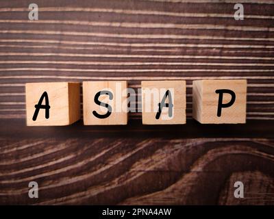 Bloc en bois avec le mot ASAP sur un fond en bois Banque D'Images
