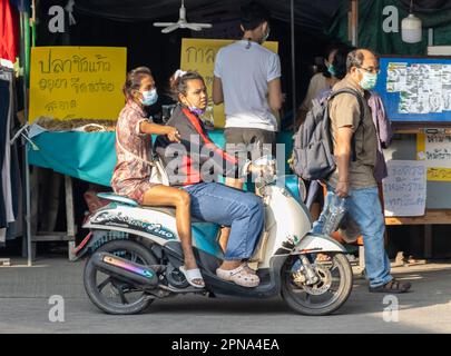 SAMUT PRAKAN, THAÏLANDE, APR 07 2023, les femmes font une moto sur le marché Banque D'Images