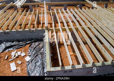 Aménagement de poutrelles de poutrelles de bois sur la base de bloc de béton pour la nouvelle maison personnalisée Banque D'Images